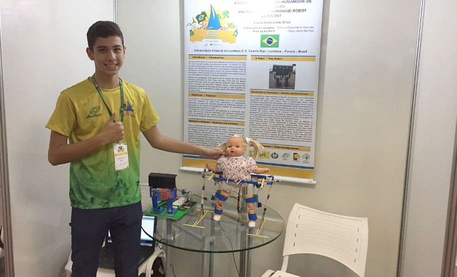 Os estudantes Lucas Boscariole Silva (foto), de 15 anos, e Gustavo Palote da Silva Martins, de 16 anos, fizeram parte das delegações brasileiras na Expo-Science Internacional 2017, em Fortaleza (CE) e na Olimpíada Internacional de Linguística (IOL), em Dublin (Irlanda), respectivamente. Os estudantes participam de oficinas multidisciplinar com o atendimento especializado no Núcleo de Atividades de Altas Habilidades/Superdotação (Naahs) no Colégio Estadual Vicente Rijo, em Londrina (Norte do Estado).