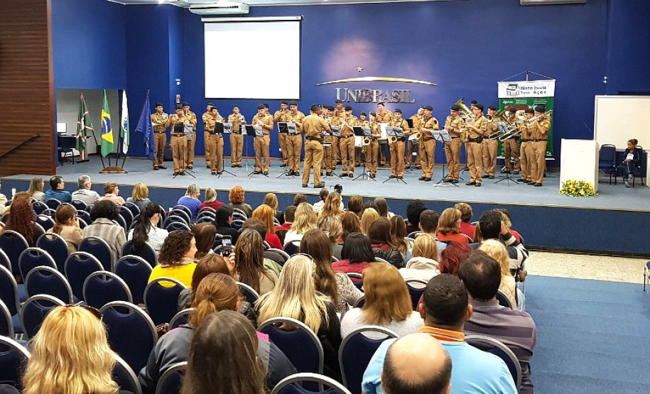 Os funcionários que atuam nos departamentos administrativos da Secretaria de Estado da Educação, em Curitiba, iniciaram nesta segunda-feira (14) uma série de cursos de formação continuada voltados para relação interpessoal e trabalho colaborativo. A formação encerra na sexta-feira (18) e terá duração de 16 horas que serão somadas no plano de carreira dos participantes.