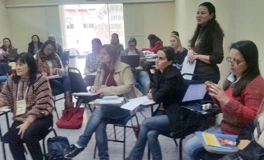 Teve início nesta segunda-feira (14), em Curitiba, as oficinas de formação continuada aos profissionais que atuam no curso de Formação de Docentes – normal em nível médio, ofertado pela rede estadual de ensino. Cerca de 200 professores e funcionários dos Núcleos Regionais de Educação participando da formação, que acontece até quinta-feira (17). As oficinas têm duração de 32 horas que serão somadas para avanço no plano de carreira dos profissionais.