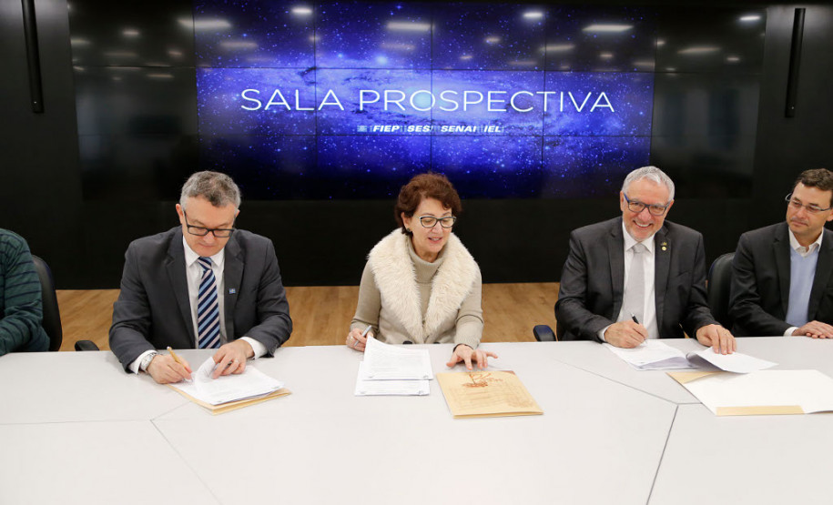 A Secretaria de Estado da Educação renovou nessa quarta-feira (16), em Curitiba, o convênio com o Sebrae - Serviço Brasileiro de Apoio às Micro e Pequenas Empresas para a oferta de cursos de educação empreendedora nas escolas estaduais