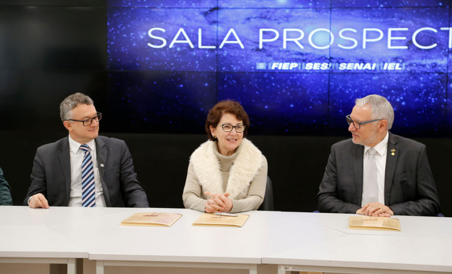 A Secretaria de Estado da Educação renovou nessa quarta-feira (16), em Curitiba, o convênio com o Sebrae - Serviço Brasileiro de Apoio às Micro e Pequenas Empresas para a oferta de cursos de educação empreendedora nas escolas estaduais