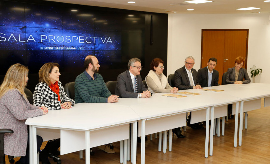 A Secretaria de Estado da Educação renovou nessa quarta-feira (16), em Curitiba, o convênio com o Sebrae - Serviço Brasileiro de Apoio às Micro e Pequenas Empresas para a oferta de cursos de educação empreendedora nas escolas estaduais