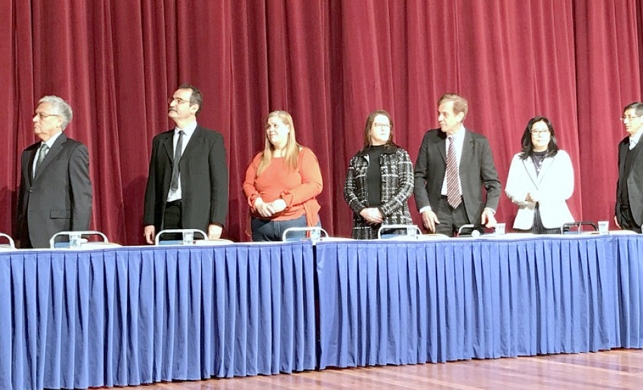 A abertura do Festival de Matemática aconteceu no Teatro Positivo, em Curitiba, em 09 de agosto, com a presença de 2,4 mil participantes, incluindo estudantes do ensino fundamental e ensino superior, professores e representantes de instituições de ensino. O evento contou com palestras do professor Yuan Jin Yun, da Universidade Federal do Paraná (UFPR) e de César Camacho, Pesquisador Emérito do Instituto de Matemática Pura e Aplicada (Impa).