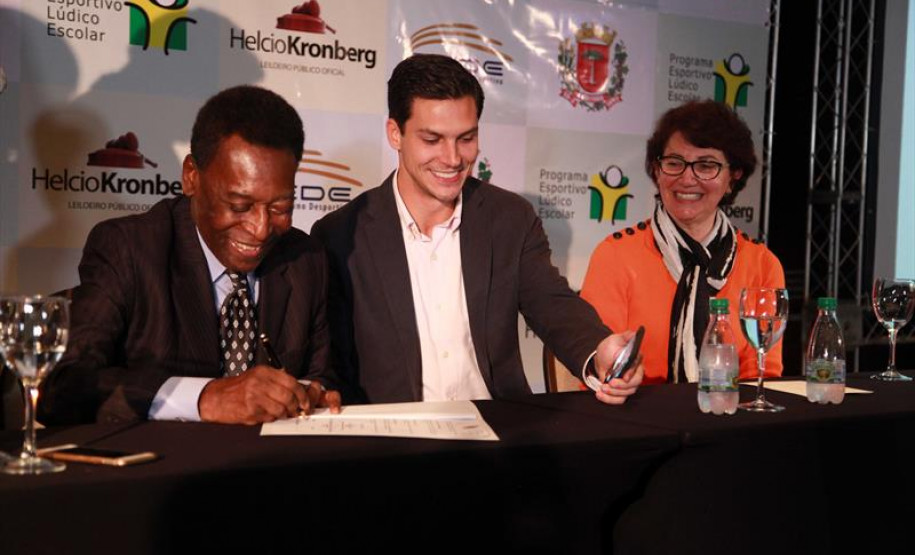 Ana Seres participa da implantação do educacional idealizado por Pelé A secretária da educação, professora Ana Seres, participou na sexta-feira (18) da cerimônia de assinatura do termo de cooperação entre a prefeitura de Curitiba com o ex-jogador de futebol, Edson Arantes do Nascimento, Pelé, para implantação na capital do Programa Esportivo Lúdico Educacional (P.E.L.E).