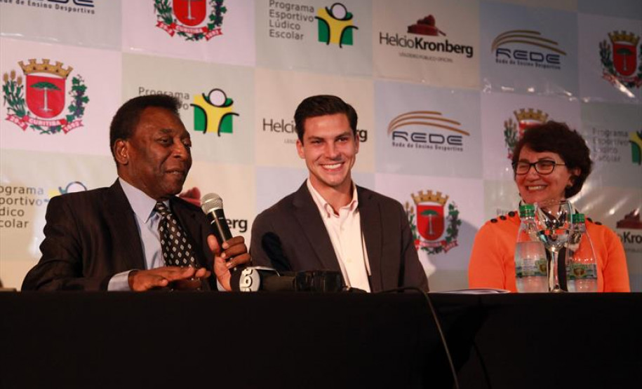 Ana Seres participa da implantação do educacional idealizado por Pelé A secretária da educação, professora Ana Seres, participou na sexta-feira (18) da cerimônia de assinatura do termo de cooperação entre a prefeitura de Curitiba com o ex-jogador de futebol, Edson Arantes do Nascimento, Pelé, para implantação na capital do Programa Esportivo Lúdico Educacional (P.E.L.E).