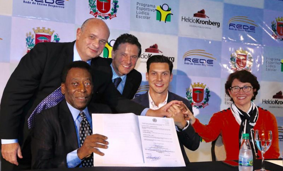 Ana Seres participa da implantação do educacional idealizado por Pelé A secretária da educação, professora Ana Seres, participou na sexta-feira (18) da cerimônia de assinatura do termo de cooperação entre a prefeitura de Curitiba com o ex-jogador de futebol, Edson Arantes do Nascimento, Pelé, para implantação na capital do Programa Esportivo Lúdico Educacional (P.E.L.E).