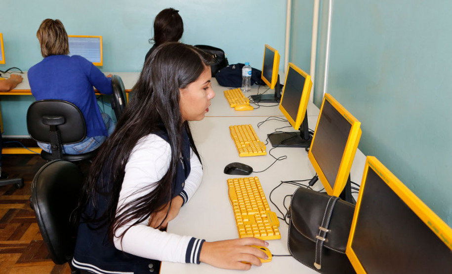 Nova etapa dos Exames da EJA Online já está aberta Começaram nesta segunda-feira (21) as inscrições para a segunda etapa dos Exames da Educação de Jovens e Adultos (EJA) Online. É uma oportunidade para as pessoas que não tiveram acesso à educação básica na idade certa e agora desejam concluir o ensino fundamental. As inscrições seguem até 11 de setembro e as provas serão aplicadas no dia 27. Na foto, provas da primeira etapa.