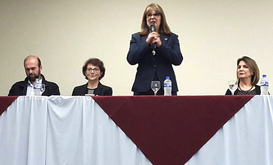 Diretores, professores e pedagogos que trabalham em instituições que ofertam o ensino médio em tempo integral na rede estadual de ensino participam, até sexta-feira (25), em Foz do Iguaçu, de oficinas de formação continuada focadas na oferta da educação integral no ensino médio.