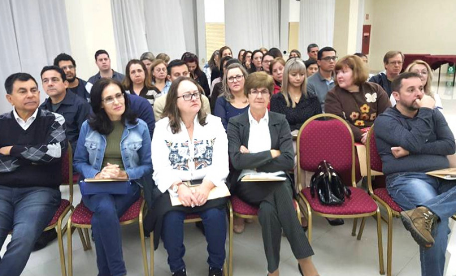 Diretores, professores e pedagogos que trabalham em instituições que ofertam o ensino médio em tempo integral na rede estadual de ensino participam, até sexta-feira (25), em Foz do Iguaçu, de oficinas de formação continuada focadas na oferta da educação integral no ensino médio.