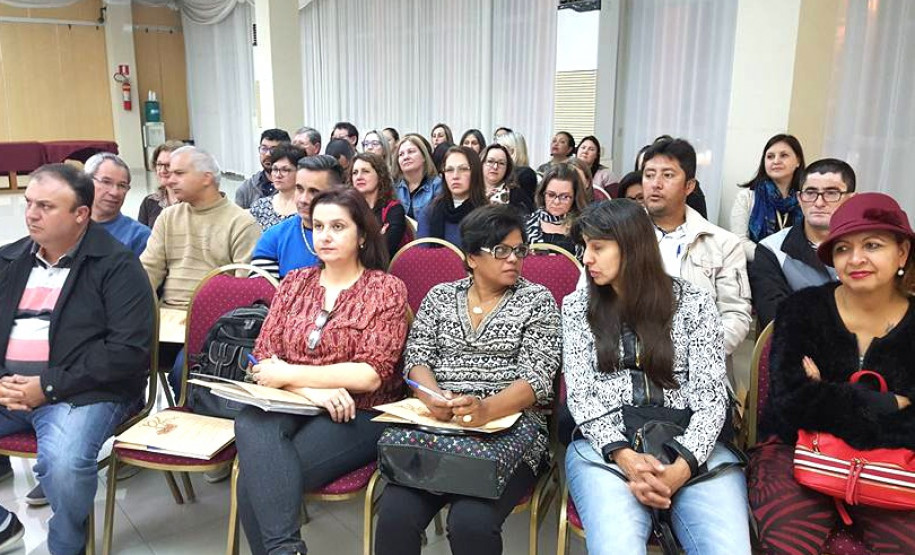 Diretores, professores e pedagogos que trabalham em instituições que ofertam o ensino médio em tempo integral na rede estadual de ensino participam, até sexta-feira (25), em Foz do Iguaçu, de oficinas de formação continuada focadas na oferta da educação integral no ensino médio.