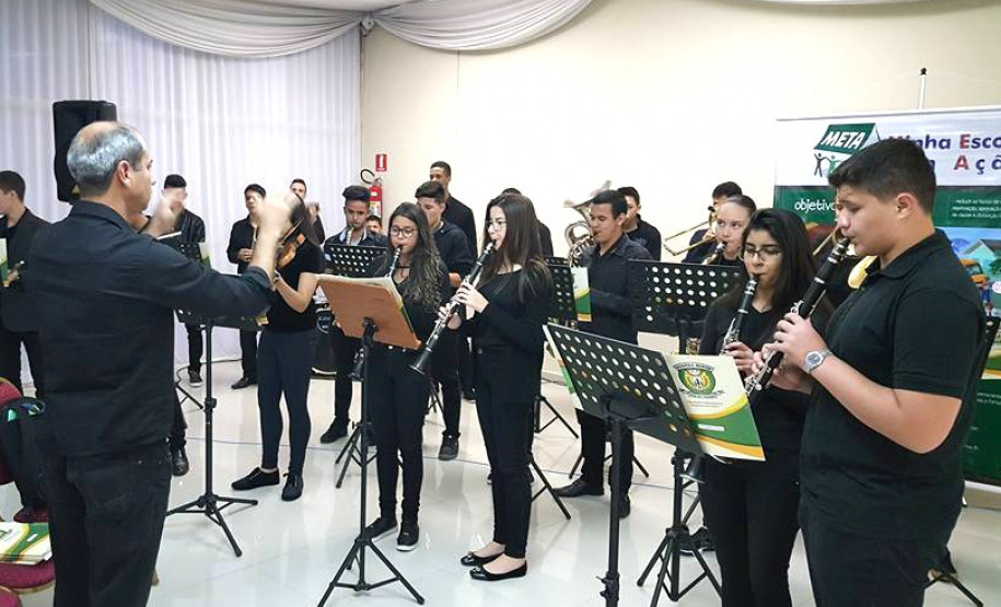Diretores, professores e pedagogos que trabalham em instituições que ofertam o ensino médio em tempo integral na rede estadual de ensino participam, até sexta-feira (25), em Foz do Iguaçu, de oficinas de formação continuada focadas na oferta da educação integral no ensino médio.