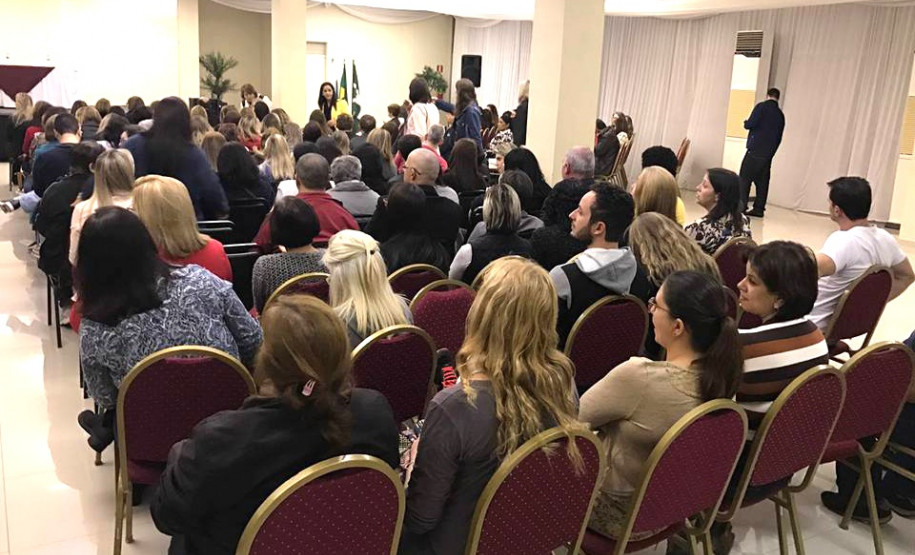 Diretores, professores e pedagogos que trabalham em instituições que ofertam o ensino médio em tempo integral na rede estadual de ensino participam, até sexta-feira (25), em Foz do Iguaçu, de oficinas de formação continuada focadas na oferta da educação integral no ensino médio.