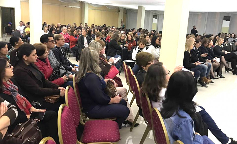 Diretores, professores e pedagogos que trabalham em instituições que ofertam o ensino médio em tempo integral na rede estadual de ensino participam, até sexta-feira (25), em Foz do Iguaçu, de oficinas de formação continuada focadas na oferta da educação integral no ensino médio.