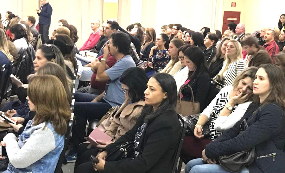 Diretores, professores e pedagogos que trabalham em instituições que ofertam o ensino médio em tempo integral na rede estadual de ensino participam, até sexta-feira (25), em Foz do Iguaçu, de oficinas de formação continuada focadas na oferta da educação integral no ensino médio.