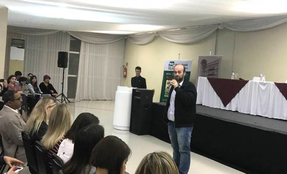 Diretores, professores e pedagogos que trabalham em instituições que ofertam o ensino médio em tempo integral na rede estadual de ensino participam, até sexta-feira (25), em Foz do Iguaçu, de oficinas de formação continuada focadas na oferta da educação integral no ensino médio.