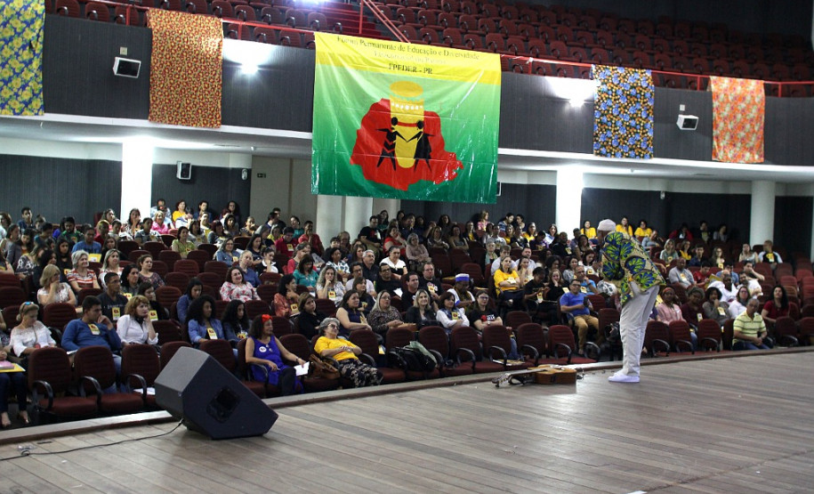 Relações Étnico-Raciais são tema na educação paranaense No início deste mês foi realizado a XIV Edição do Fórum Permanente de Educação e Diversidade Étnico-Racial do Paraná, em Umuarama (região noroeste), com o tema “A Reconquista de Direitos a partir de uma Educação Cidadã”