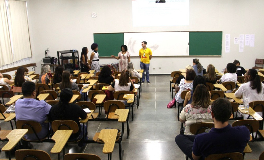 Relações Étnico-Raciais são tema na educação paranaense No início deste mês foi realizado a XIV Edição do Fórum Permanente de Educação e Diversidade Étnico-Racial do Paraná, em Umuarama (região noroeste), com o tema “A Reconquista de Direitos a partir de uma Educação Cidadã”