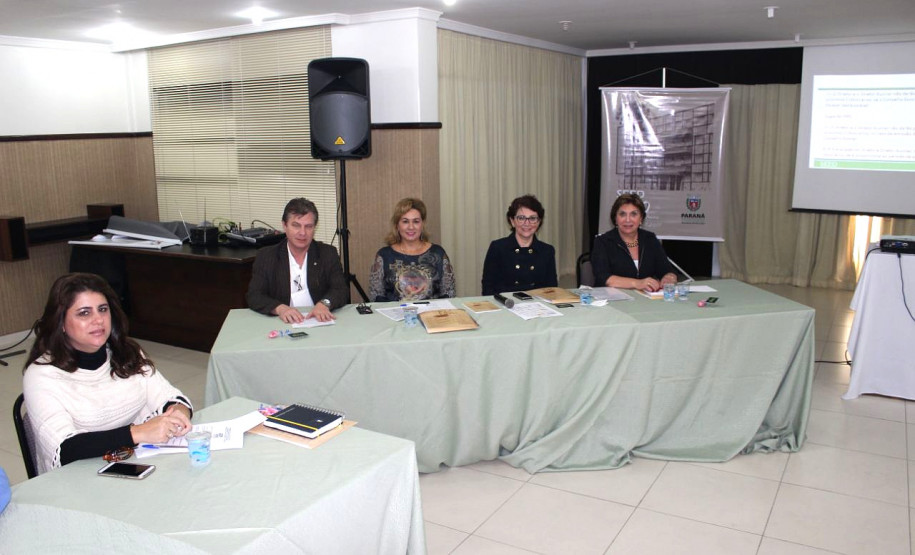 Secretaria da Educação reúne chefias dos 32 núcleos regionais Os 32 chefes dos Núcleos Regionais de Educação (NREs) participam nesta quinta-feira e sexta-feira (24 e 25), em Umuarama, no Noroeste do Estado, de reuniões periódicas promovidas pela Secretaria de Estado da Educação para debater questões pontuais de cada regional.