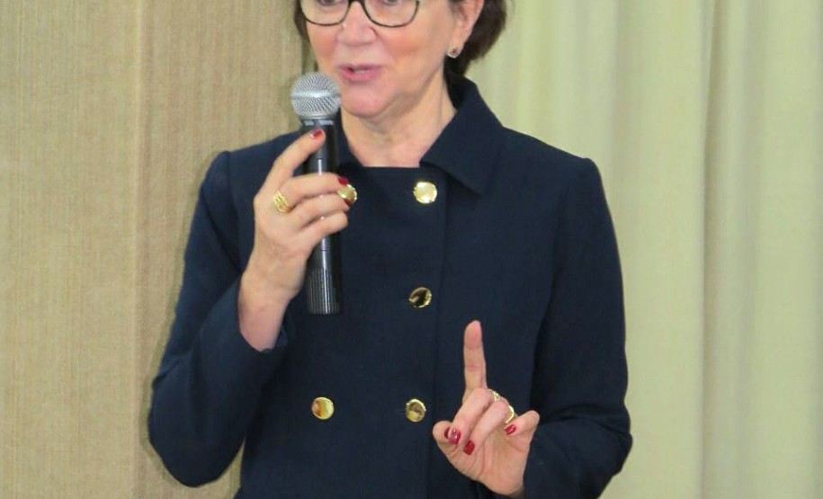 Secretaria da Educação reúne chefias dos 32 núcleos regionais Os 32 chefes dos Núcleos Regionais de Educação (NREs) participam nesta quinta-feira e sexta-feira (24 e 25), em Umuarama, no Noroeste do Estado, de reuniões periódicas promovidas pela Secretaria de Estado da Educação para debater questões pontuais de cada regional.