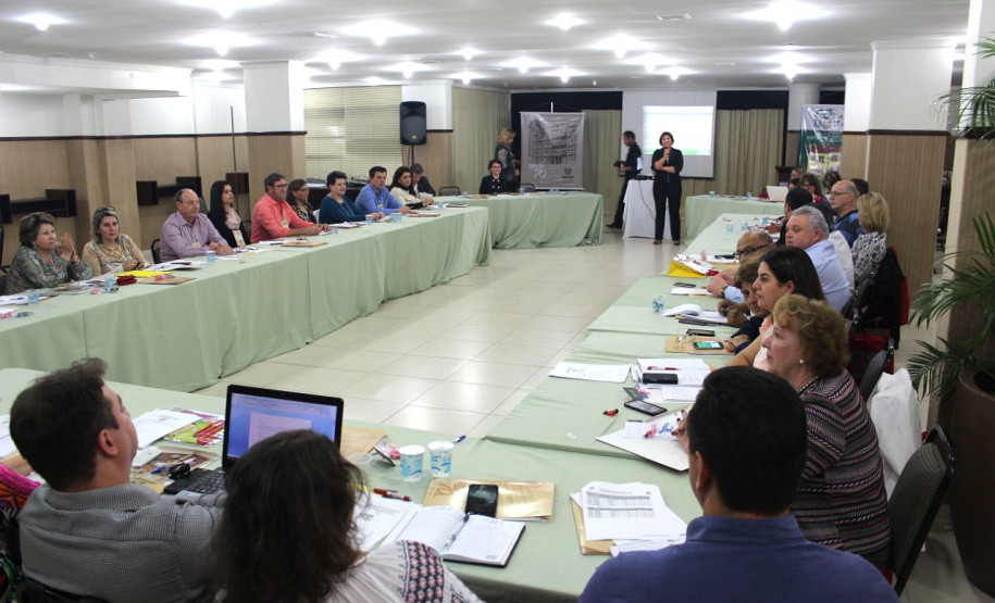 Secretaria da Educação reúne chefias dos 32 núcleos regionais Os 32 chefes dos Núcleos Regionais de Educação (NREs) participam nesta quinta-feira e sexta-feira (24 e 25), em Umuarama, no Noroeste do Estado, de reuniões periódicas promovidas pela Secretaria de Estado da Educação para debater questões pontuais de cada regional.