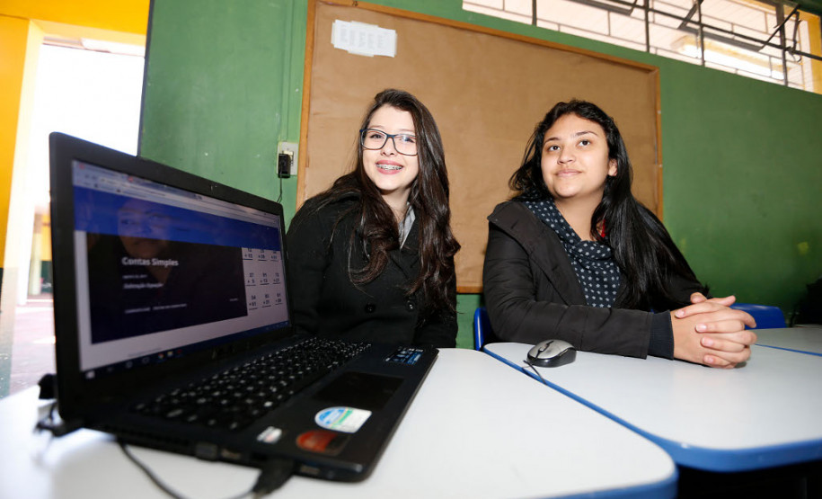 A estudante Jéssica Valêncio, 15 anos, do 9° ano, desenvolveu junto com sua colega, a estudante Fernanda Schinitz, 16 anos, o blog “Festival de Matemática” para explicar a história da disciplina. “O objetivo do blog é desafiar os leitores a se aprofundar nos conteúdos matemáticos e desmistificar essa ideia de que a matemática é uma coisa chata como a maioria das pessoas pensa. Ela pode ser legal, sim”, disse Jéssica.