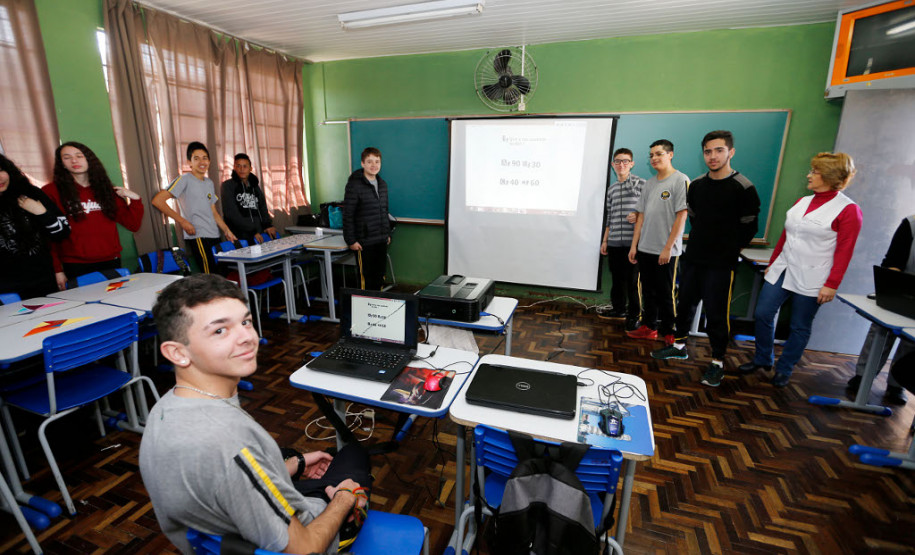 Em São José dos Pinhais, na Grande Curitiba, mais de 400 estudantes do ensino fundamental da Escola Estadual Maria Vidal Novaes participaram de atividades e oficinas de xadrez humano, dominó com caixa de leite, jogos matemáticos interativos de internet e cartazes com pinturas cubistas de artistas que utilizam ou utilizaram figuras geométricas em seus trabalhos, como o russo Wassily Kandinsky, o espanhol Pablo Picasso e o brasileiro Romero Brito.