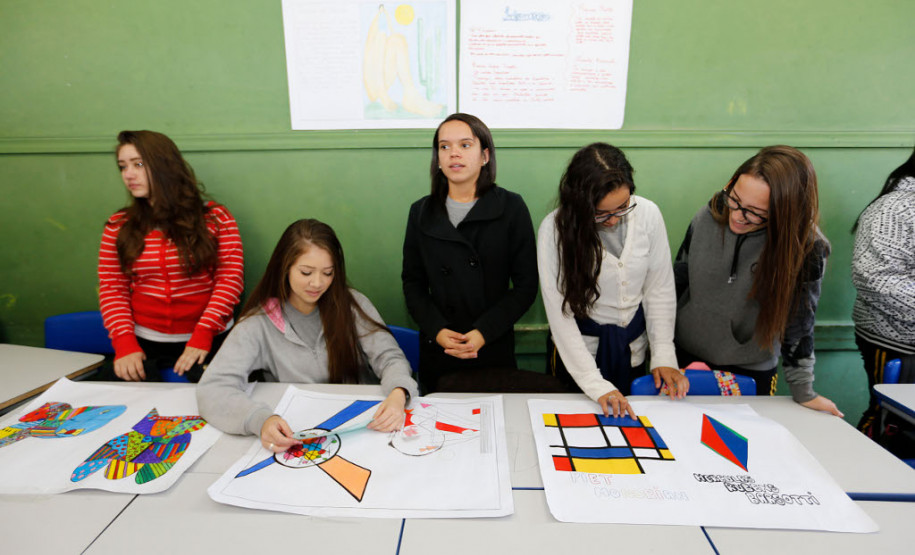 Em São José dos Pinhais, na Grande Curitiba, mais de 400 estudantes do ensino fundamental da Escola Estadual Maria Vidal Novaes participaram de atividades e oficinas de xadrez humano, dominó com caixa de leite, jogos matemáticos interativos de internet e cartazes com pinturas cubistas de artistas que utilizam ou utilizaram figuras geométricas em seus trabalhos, como o russo Wassily Kandinsky, o espanhol Pablo Picasso e o brasileiro Romero Brito.