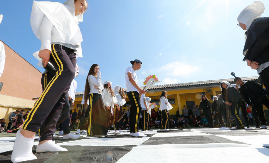 Em São José dos Pinhais, na Grande Curitiba, mais de 400 estudantes do ensino fundamental da Escola Estadual Maria Vidal Novaes participaram de atividades e oficinas de xadrez humano, dominó com caixa de leite, jogos matemáticos interativos de internet e cartazes com pinturas cubistas de artistas que utilizam ou utilizaram figuras geométricas em seus trabalhos, como o russo Wassily Kandinsky, o espanhol Pablo Picasso e o brasileiro Romero Brito.