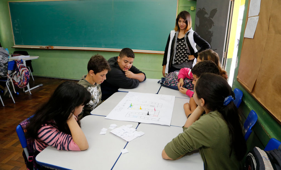 Em São José dos Pinhais, na Grande Curitiba, mais de 400 estudantes do ensino fundamental da Escola Estadual Maria Vidal Novaes participaram de atividades e oficinas de xadrez humano, dominó com caixa de leite, jogos matemáticos interativos de internet e cartazes com pinturas cubistas de artistas que utilizam ou utilizaram figuras geométricas em seus trabalhos, como o russo Wassily Kandinsky, o espanhol Pablo Picasso e o brasileiro Romero Brito.