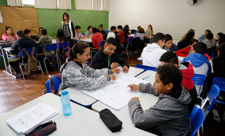 Em São José dos Pinhais, na Grande Curitiba, mais de 400 estudantes do ensino fundamental da Escola Estadual Maria Vidal Novaes participaram de atividades e oficinas de xadrez humano, dominó com caixa de leite, jogos matemáticos interativos de internet e cartazes com pinturas cubistas de artistas que utilizam ou utilizaram figuras geométricas em seus trabalhos, como o russo Wassily Kandinsky, o espanhol Pablo Picasso e o brasileiro Romero Brito.