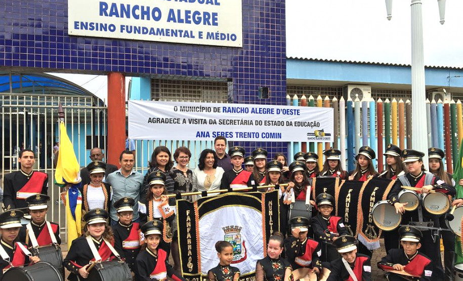 Os Núcleos Regionais de Educação (NREs) de Foz do Iguaçu, Toledo, Goioerê e Umuarama prestaram, nesta semana, homenagens a funcionários e ex-funcionários que ajudaram a construir parte da história da educação pública no Paraná. As comemorações regionais fazem parte do aniversário de 70 anos da Secretaria de Estado da Educação.