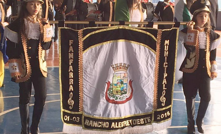 Os Núcleos Regionais de Educação (NREs) de Foz do Iguaçu, Toledo, Goioerê e Umuarama prestaram, nesta semana, homenagens a funcionários e ex-funcionários que ajudaram a construir parte da história da educação pública no Paraná. As comemorações regionais fazem parte do aniversário de 70 anos da Secretaria de Estado da Educação.