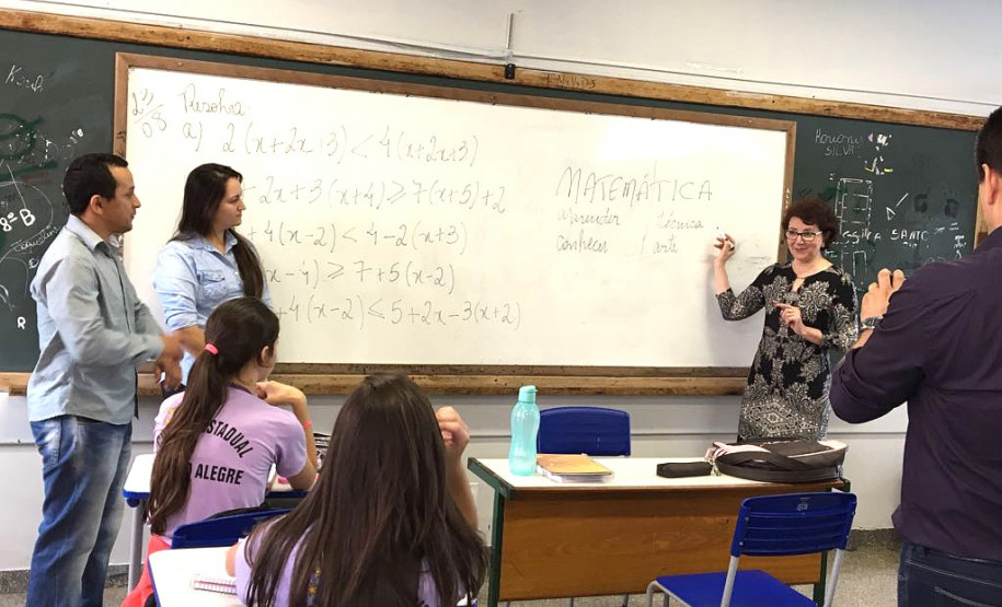 Os Núcleos Regionais de Educação (NREs) de Foz do Iguaçu, Toledo, Goioerê e Umuarama prestaram, nesta semana, homenagens a funcionários e ex-funcionários que ajudaram a construir parte da história da educação pública no Paraná. As comemorações regionais fazem parte do aniversário de 70 anos da Secretaria de Estado da Educação.