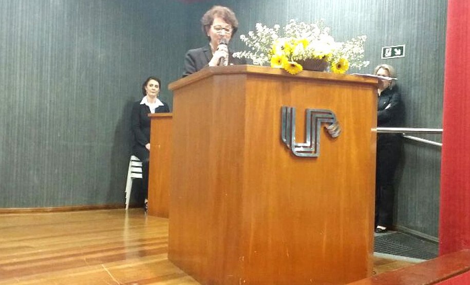 Os Núcleos Regionais de Educação (NREs) de Foz do Iguaçu, Toledo, Goioerê e Umuarama prestaram, nesta semana, homenagens a funcionários e ex-funcionários que ajudaram a construir parte da história da educação pública no Paraná. As comemorações regionais fazem parte do aniversário de 70 anos da Secretaria de Estado da Educação. 

Em Toledo, também foram homenageados os diretores das 100 escolas estaduais pertencentes à regional.