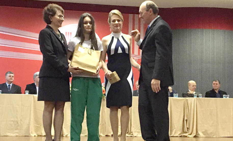 Foi entregue ainda premiação à aluna Adriele Krein Alves, 12 anos, do 9° ano do Colégio Marechal Rondon, de Marechal Cândido Rondon, pela participação no concurso Criando na Sala de Aula: a Educação no Estado do Paraná. O concurso também integra as celebrações dos 70 anos da pasta.