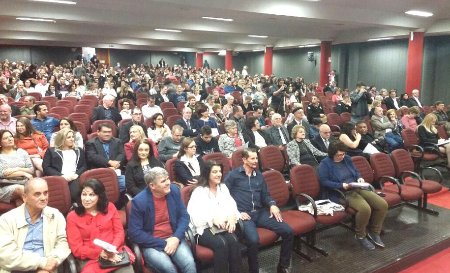 Os Núcleos Regionais de Educação (NREs) de Foz do Iguaçu, Toledo, Goioerê e Umuarama prestaram, nesta semana, homenagens a funcionários e ex-funcionários que ajudaram a construir parte da história da educação pública no Paraná. As comemorações regionais fazem parte do aniversário de 70 anos da Secretaria de Estado da Educação. 

Em Toledo, também foram homenageados os diretores das 100 escolas estaduais pertencentes à regional.