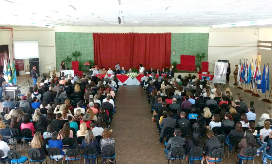 Os Núcleos Regionais de Educação (NREs) de Foz do Iguaçu, Toledo, Goioerê e Umuarama prestaram, nesta semana, homenagens a funcionários e ex-funcionários que ajudaram a construir parte da história da educação pública no Paraná. As comemorações regionais fazem parte do aniversário de 70 anos da Secretaria de Estado da Educação.