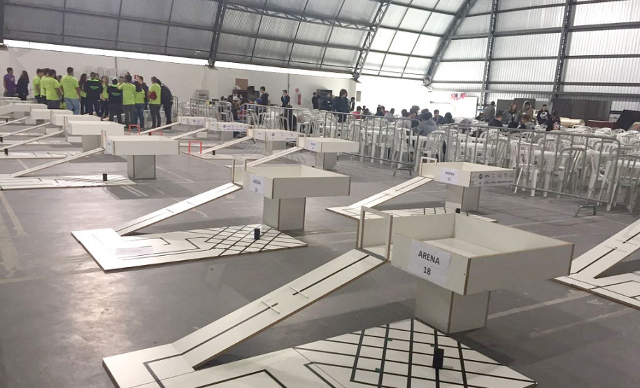 Nove estudantes do 1° e 3° ano do ensino médio com idade até 19 anos do Colégio Estadual Machado de Assis, de Sertanópolis (no Norte do Estado), participam nesta sexta-feira (25), em Curitiba, das modalidades teórica e prática da Olimpíada Brasileira de Robótica (OBR), fase regional. Os classificados participam da fase nacional, que também será realizada em Curitiba entre os dias 7 e 11 de novembro.