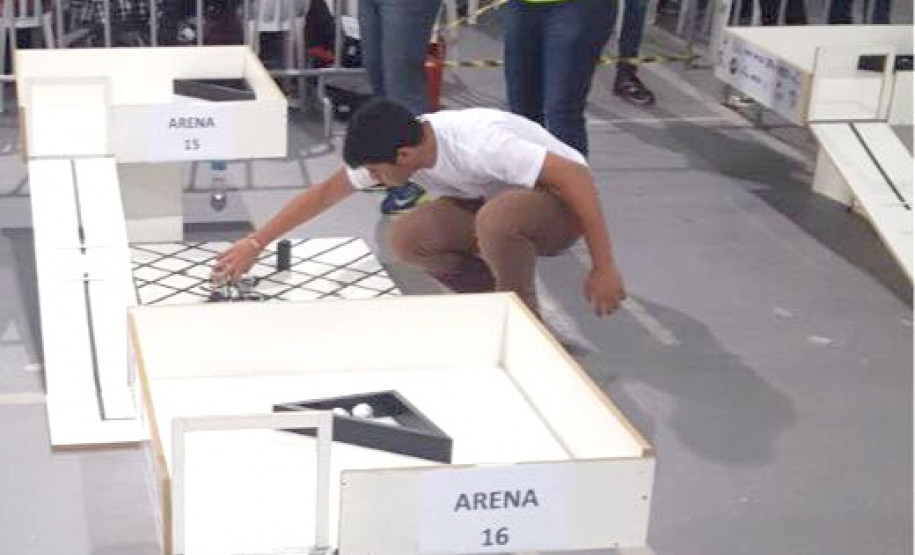 Nove estudantes do 1° e 3° ano do ensino médio com idade até 19 anos do Colégio Estadual Machado de Assis, de Sertanópolis (no Norte do Estado), participam nesta sexta-feira (25), em Curitiba, das modalidades teórica e prática da Olimpíada Brasileira de Robótica (OBR), fase regional. Os classificados participam da fase nacional, que também será realizada em Curitiba entre os dias 7 e 11 de novembro.