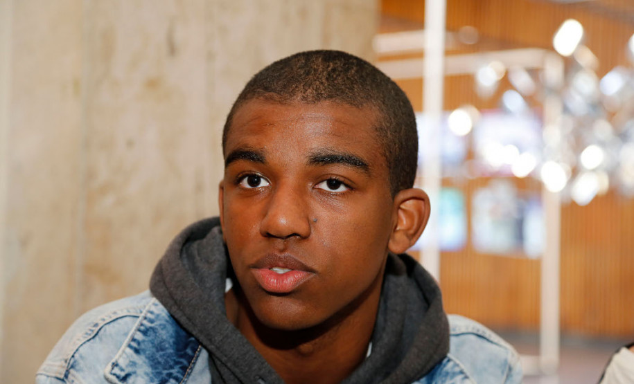 Emanoel Vinicius Ribeiro Franco, 15 anos, do 9° ano do Colégio Estadual Professor Nilo Brandão, no Cajuru, destacou a oportunidade de poder dialogar sobre cidadania com estudantes da mesma idade. “É uma experiência inovadora, porque nunca tinha imaginado que viria em um teatro para falar de cidadania, direitos e deveres”, destacou Emanoel.