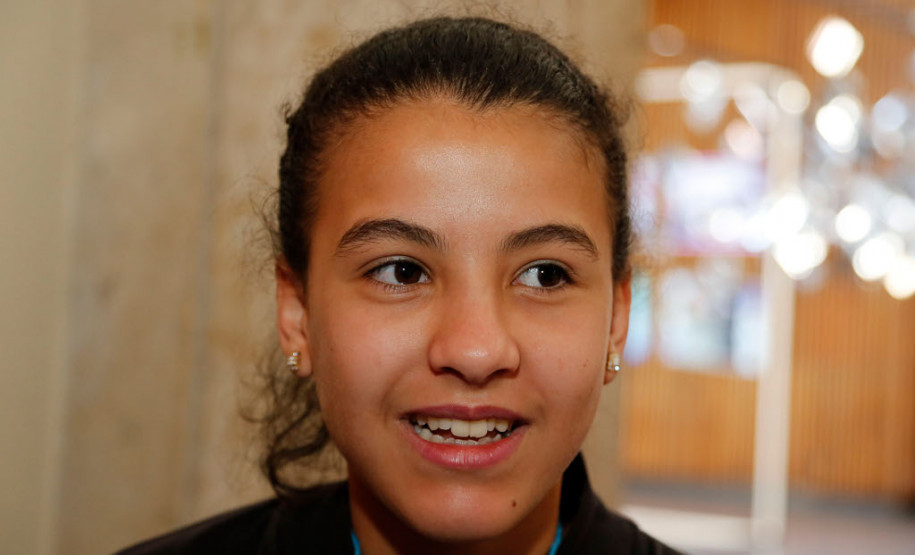 A estudante Isabele de Sousa Ramos, 14 anos, do 9° ano do Colégio Estadual Professor Luiz Carlos de Paula e Souza, no bairro Uberaba, teve experiências inéditas na manhã desta terça-feira: ir pela primeira vez ao teatro e poder conhecer mais sobre cidadania. “Acho que todos os estudantes deveriam ter essa oportunidade de ir ao teatro e também conhecer seus direitos e deveres como cidadão”, disse Isabele.