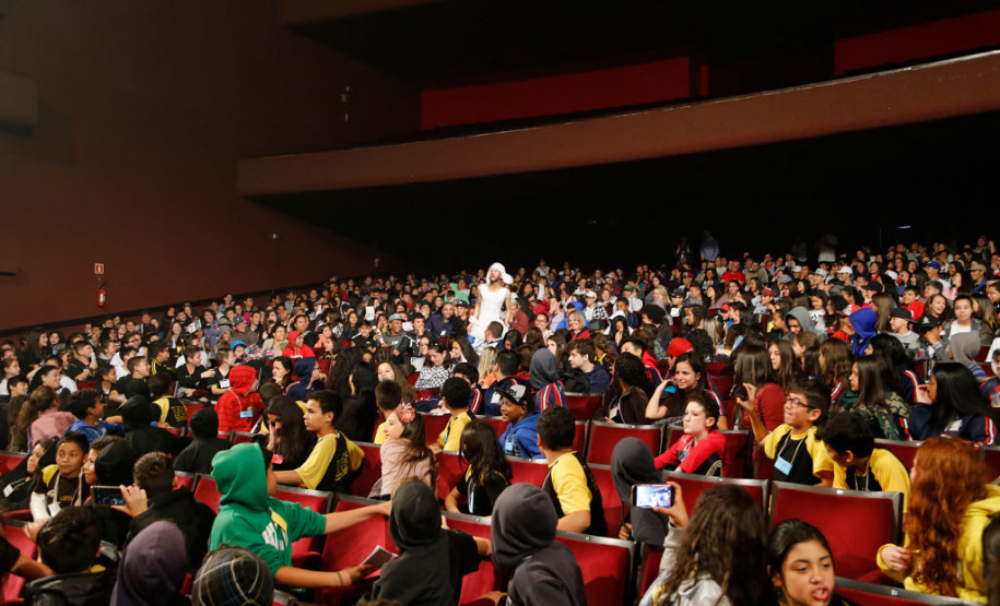 Estudantes de escolas públicas estaduais de Curitiba assistiram nesta terça-feira (29), no Teatro Guaíra, em Curitiba, a primeira exibição da peça “Um jeito simples de entender seus direitos”