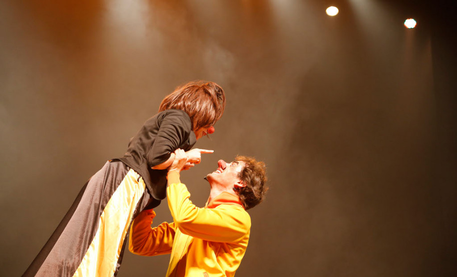 Estudantes de escolas públicas estaduais de Curitiba assistiram nesta terça-feira (29), no Teatro Guaíra, em Curitiba, a primeira exibição da peça “Um jeito simples de entender seus direitos”