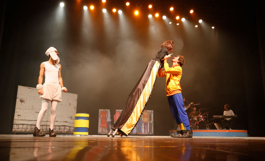 Estudantes de escolas públicas estaduais de Curitiba assistiram nesta terça-feira (29), no Teatro Guaíra, em Curitiba, a primeira exibição da peça “Um jeito simples de entender seus direitos”