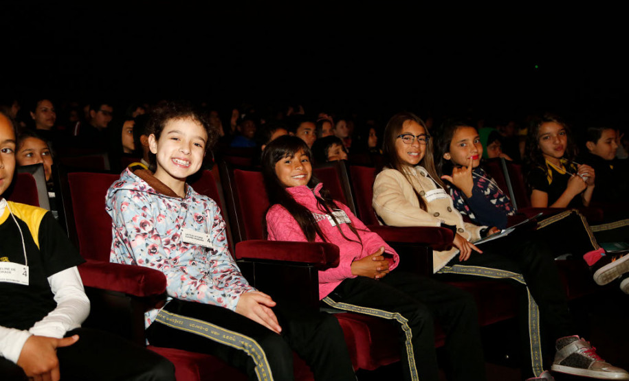 Estudantes de escolas públicas estaduais de Curitiba assistiram nesta terça-feira (29), no Teatro Guaíra, em Curitiba, a primeira exibição da peça “Um jeito simples de entender seus direitos”