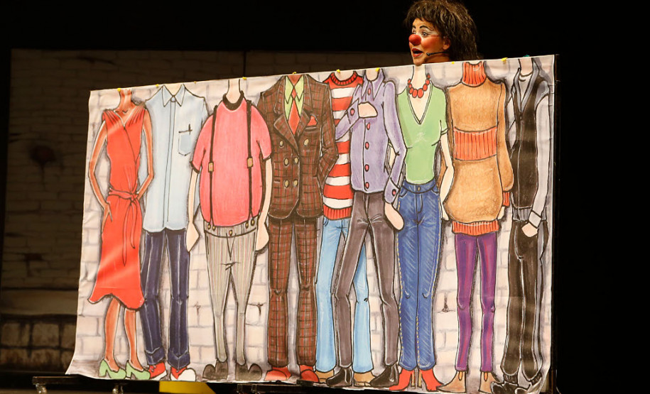 Estudantes de escolas públicas estaduais de Curitiba assistiram nesta terça-feira (29), no Teatro Guaíra, em Curitiba, a primeira exibição da peça “Um jeito simples de entender seus direitos”