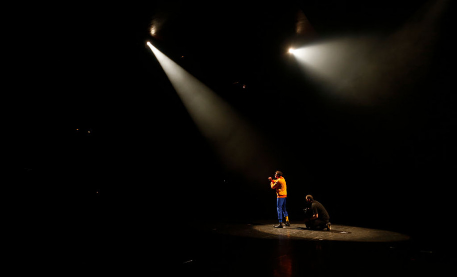 Estudantes de escolas públicas estaduais de Curitiba assistiram nesta terça-feira (29), no Teatro Guaíra, em Curitiba, a primeira exibição da peça “Um jeito simples de entender seus direitos”