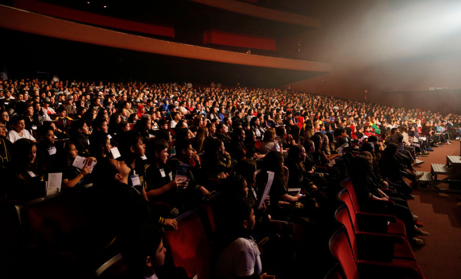 Estudantes de escolas públicas estaduais de Curitiba assistiram nesta terça-feira (29), no Teatro Guaíra, em Curitiba, a primeira exibição da peça “Um jeito simples de entender seus direitos”