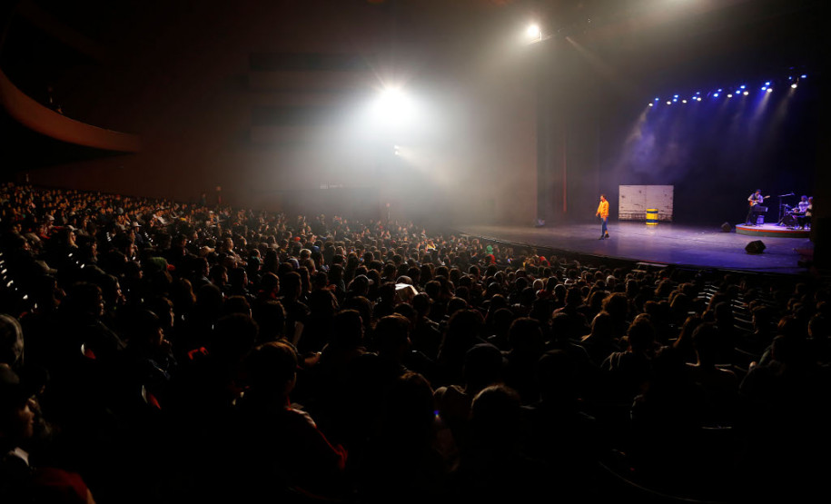 Estudantes de escolas públicas estaduais de Curitiba assistiram nesta terça-feira (29), no Teatro Guaíra, em Curitiba, a primeira exibição da peça “Um jeito simples de entender seus direitos”