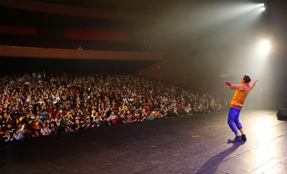 Estudantes de escolas públicas estaduais de Curitiba assistiram nesta terça-feira (29), no Teatro Guaíra, em Curitiba, a primeira exibição da peça “Um jeito simples de entender seus direitos”